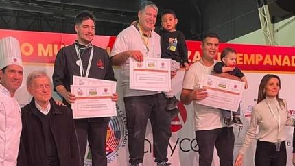 El dueño de una pizzeria de Centenario feliz en el podio del mundial.