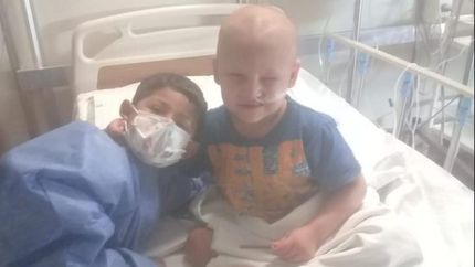 Thiago con su hermano Lautaro en el Hospital Garrahan.