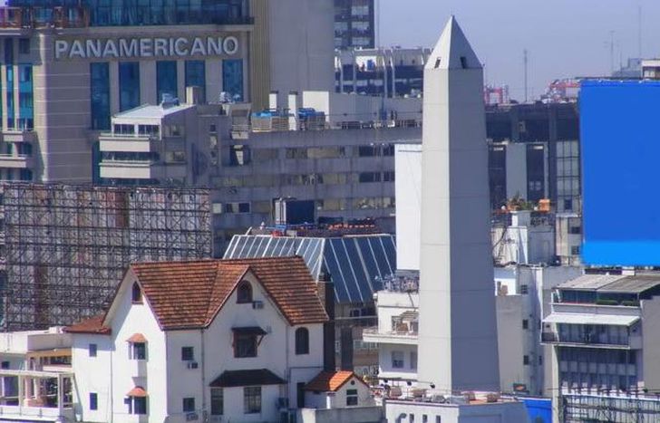 Allí está, frente al obelisco.