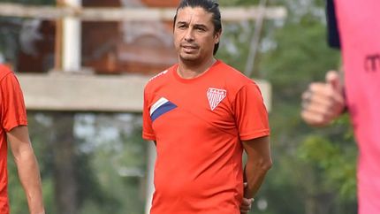 Salomón probó diferentes variantes en el equipo. Salomón probó diferentes variantes en el equipo.