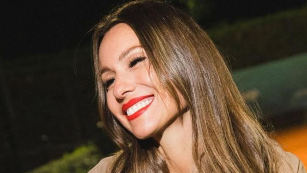 Pampita, cerca de un actor.