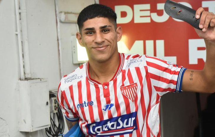 con 13 partidos en primera, Barrientos llegó a la Selección.