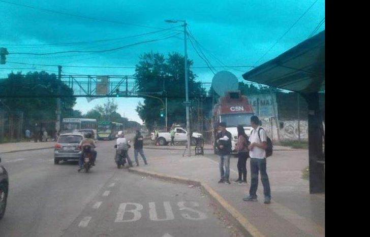 El puente peatonal cruza Camino General Belgrano y Montevideo, en Bernal.