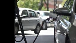 Por los elevados precios, los argentinos cargan más nafta súper que premium