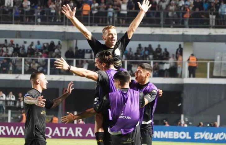 Domingo, con su golazo, le dio el empate al Taladro.