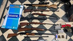 El arsenal de armas de fuego incautadas al acusado.