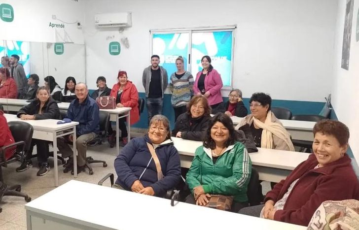 Adultos mayores aprendieron a usar la Cuenta DNI.