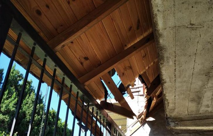 Hubo roturas en techos de casas linderas.