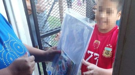 Los chicos, felices con los kits escolares.