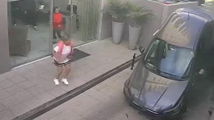 no se dio cuenta de que la rampa estaba levantada y siguio de largo