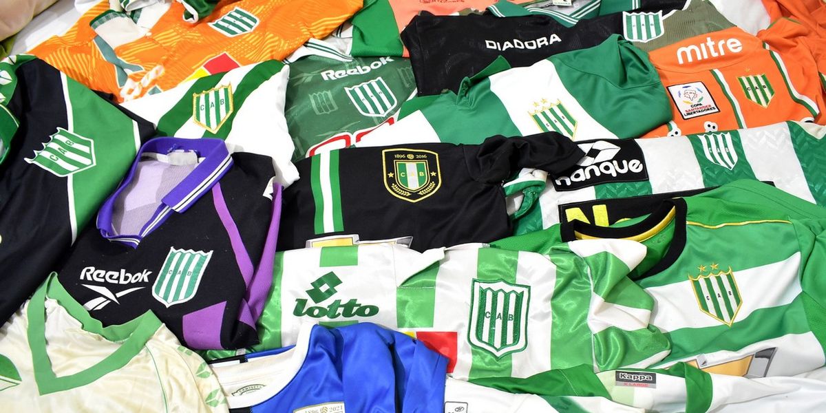 Los hinchas de Banfield podrán diseñar la nueva camiseta oficial.