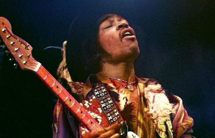 Jimi Hendrix, con su strato.