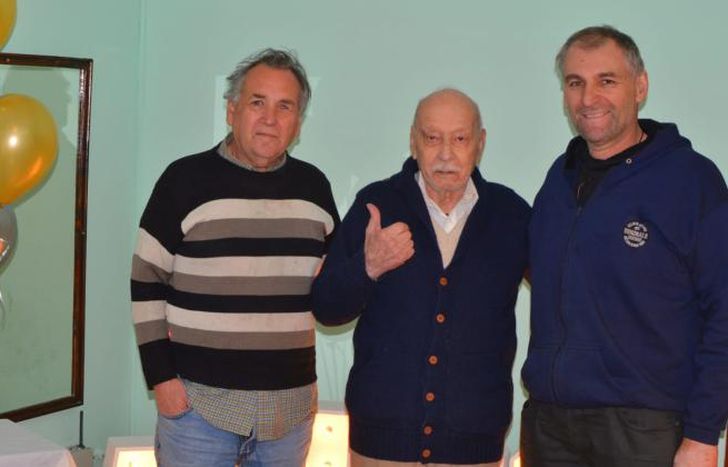Con dos de sus amigos.