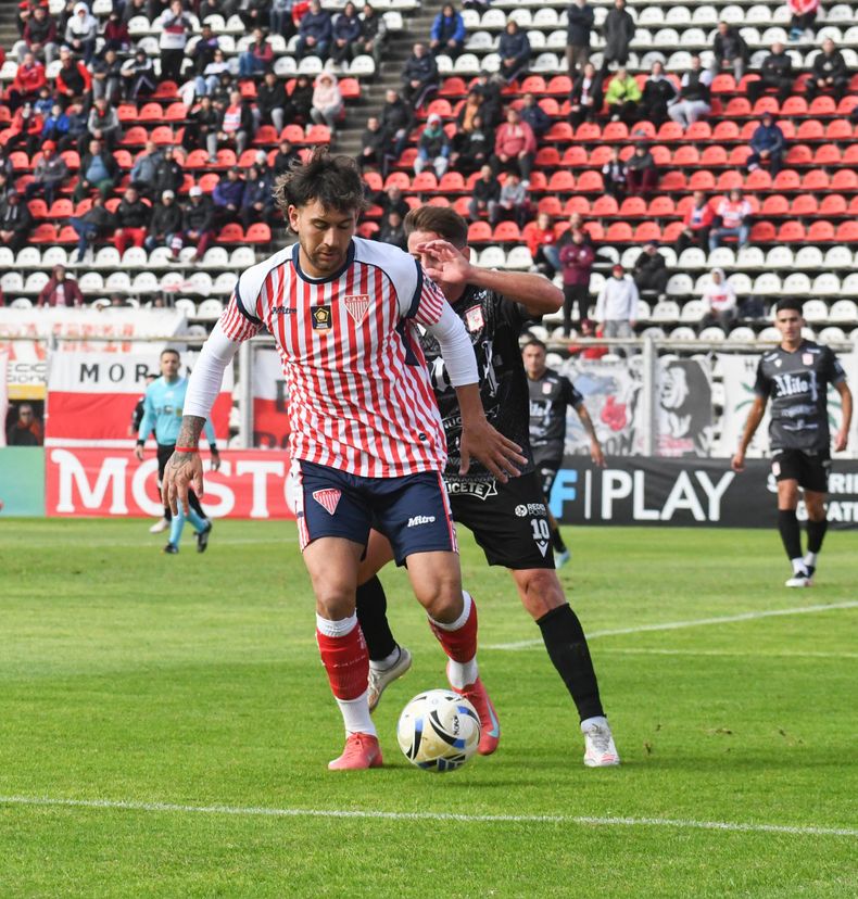 Los Andes y Morón igualan sin goles al término del primer tiempo.