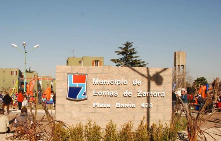 En todas las plazas está el escudo institucional.