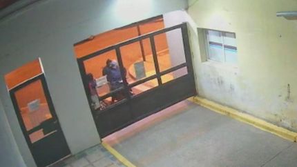 El momento en que dos sujetos llegan en moto a dejar la amenaza en la Municipalidad de Venado Tuerto.
