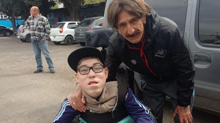 Favio es un fanático del fútbol. Se pudo sacar una foto con Pablo Vico, técnico de Brown de Adrogué.