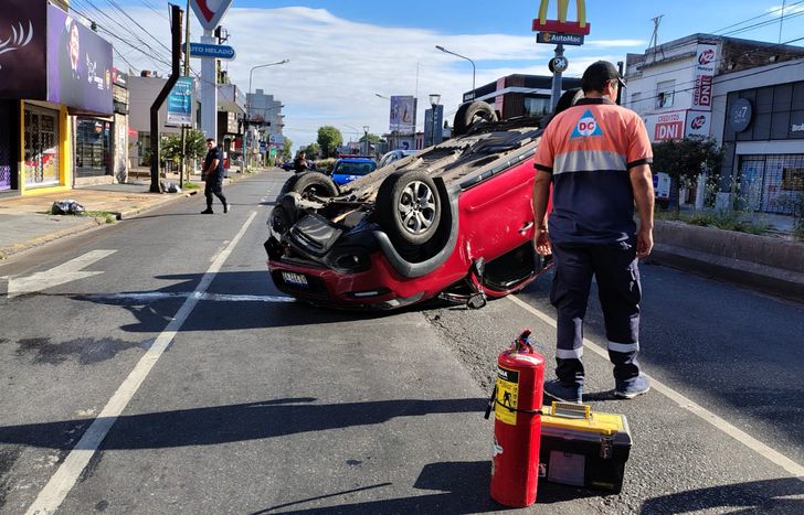 El auto quedó volcado sobre la avenida Hipólito Yrigoyen.