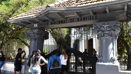 El colegio tiene 1050 estudiantes y 200 docentes.