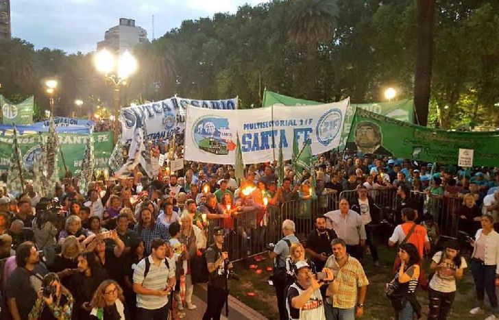 En Rosario se realizó la la Marcha de las Antorchas contra los aumentos.