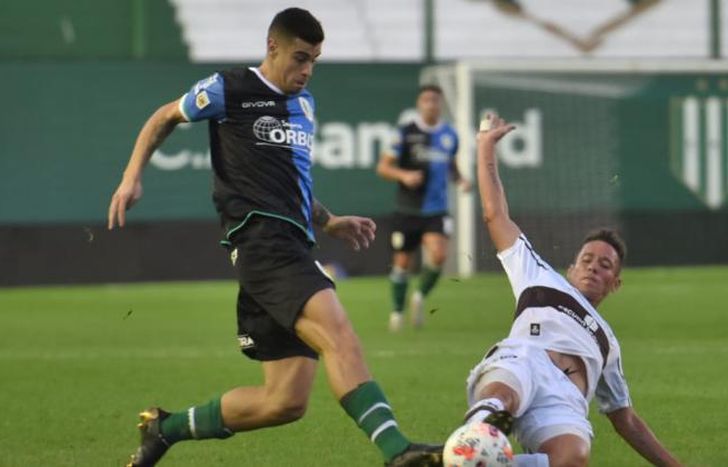 Bogado barre abajo para impedir que Payero se lleve la pelota.