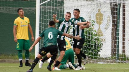 El festejo del Colo Cabrera al abrir el marcador.