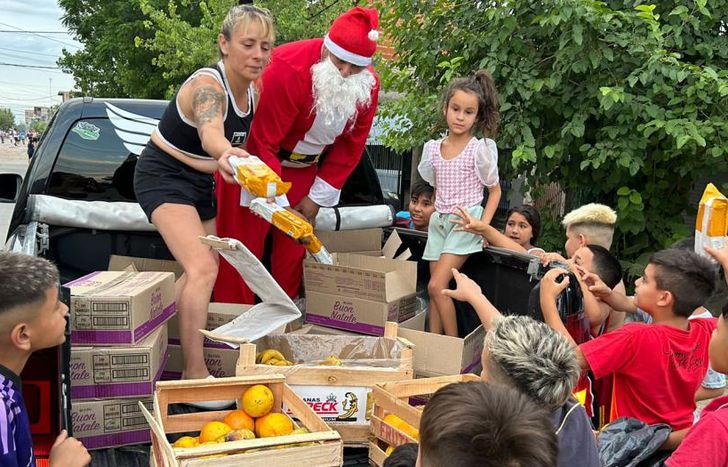 Cargaron dos camionetas completas con donaciones para los chicos del barrio.