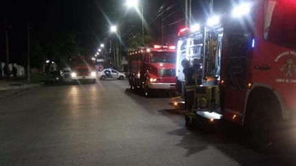 Tres dotaciones de bomberos trabajaron en el lugar.