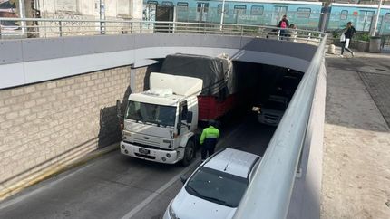 El camión atascado en el paso bajo nivel.