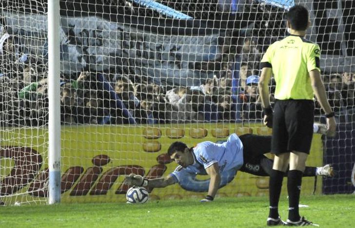 Crivelli atajó el último penal ante Platense y eso cambió la historia del club.