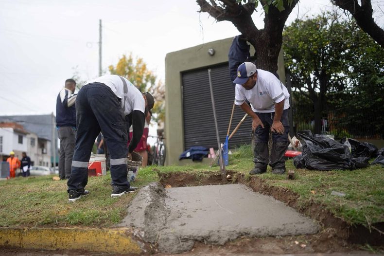 La obra incluye tareas de bacheo, la refacción de 30 rampas, nueva señalética, la incorporación de 15 refugios para el transporte público.