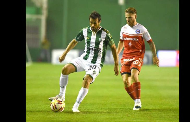 Cvitanich recibió la quinta amarilla en el duelo ante Argentinos.