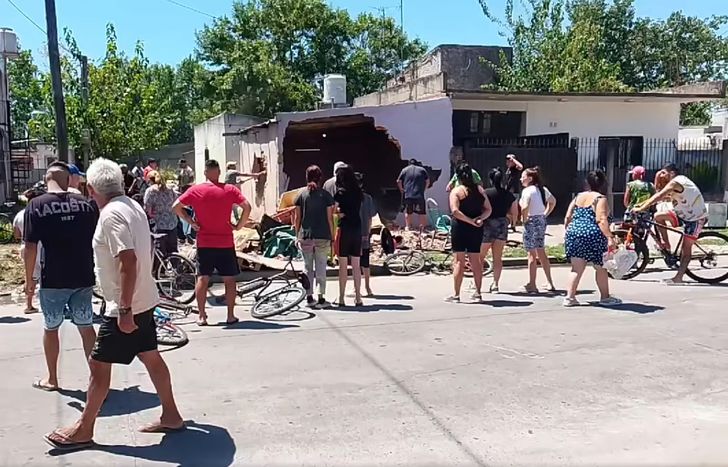 Vecinos se acercaron para ayudar a derrumbar el búnker de drogas.