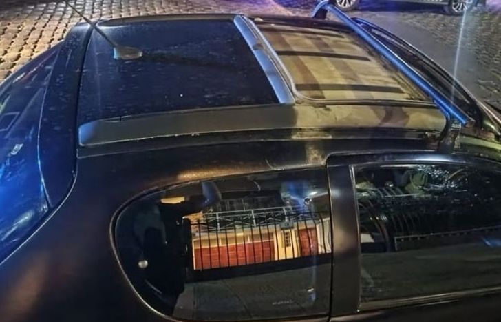 Los ladrones robaban techos de los autos.