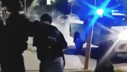 El momento en que la Policía se lleva detenido al delincuente.