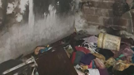 La casa quedó destruida tras el incendio.