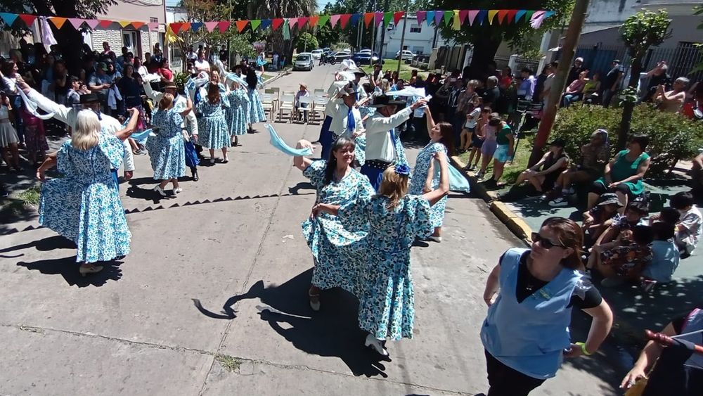 Llavallol se vistió de celeste y blanco para celebrar el aniversario de la escuela.