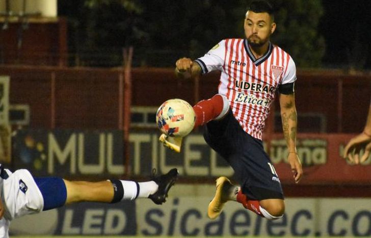 Juan Rivas domina la pelota en el aire.