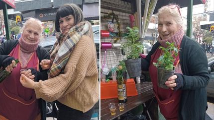 La caña con ruda, un clásico en el puesto de flores ubicado en Boedo y Alem.