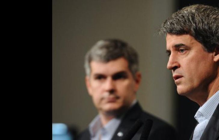 Télam, 19/04/2016 Buenos Aires-  El jefe de Gabinete Marcos Peña, y del ministro de Hacienda y Finanzas Alfonso Prat Gay, brindaron una conferencia de prensa al finalizar la reunión del Gabinete Nacional, que se realizó en la Sala de Conferencias de la Casa de Gobierno. Foto: Gustavo Amarelle