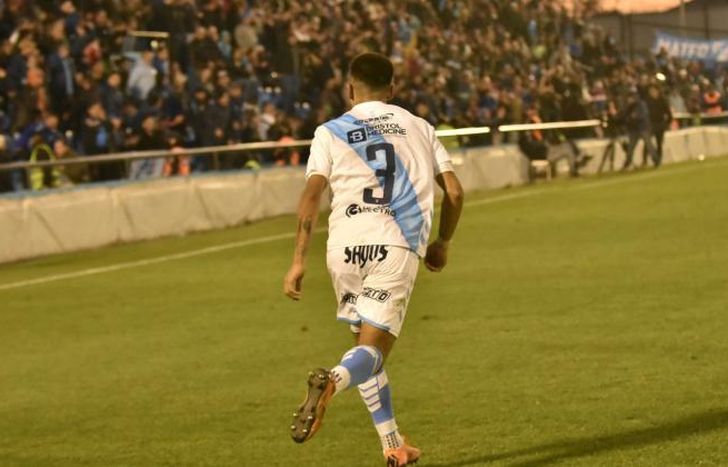 Agustín Sosa, de cara a la platea, grita el empate del Gasolero.
