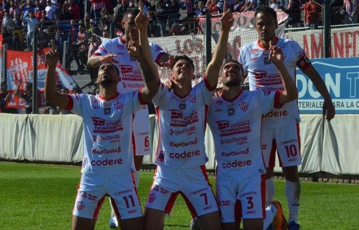 Pulicastro festeja con sus compañeros el gol del triunfo.