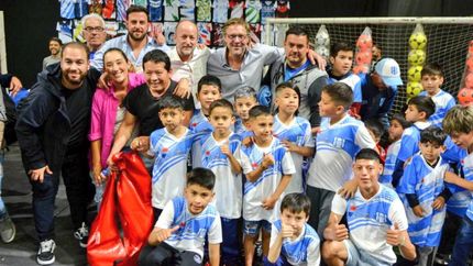 Entregaron camisetas, pecheras, pelotas, conos y  bolsos.