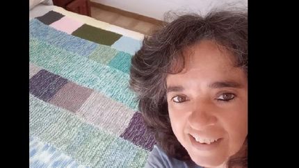 inspirada por su mamá que no puede ver en cuarentena confeccionó la manta para donar.