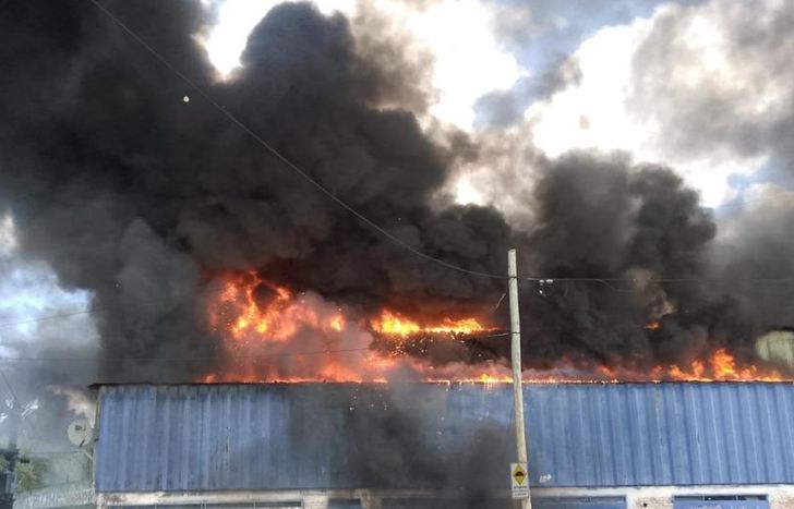 Las llamas provocaron un intenso hubo en toda la zona.