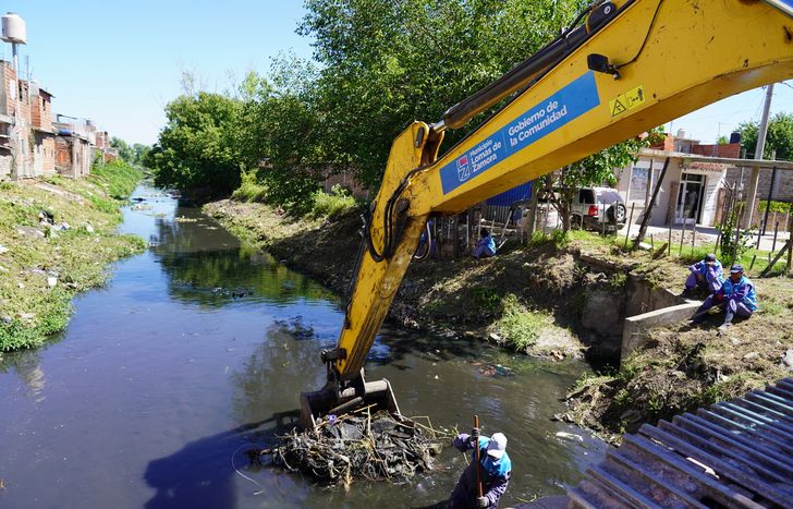 En los arroyos sacan los residuos para que el agua circule correctamente.