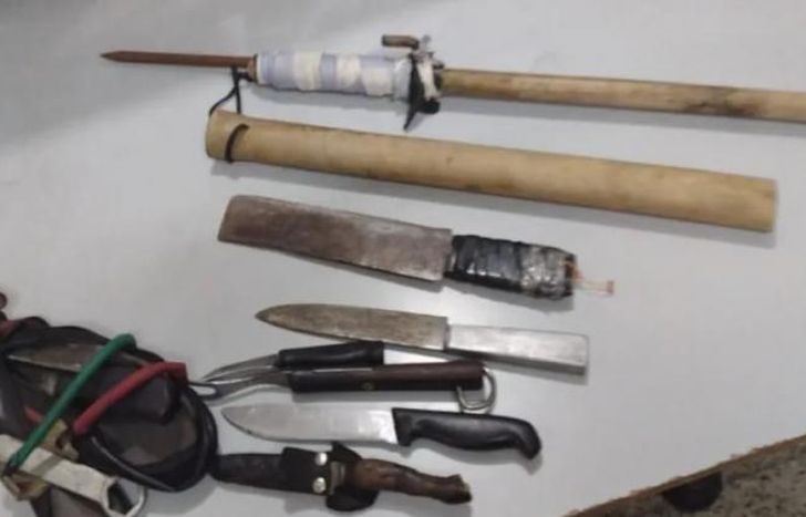 Encontraron armas caseras dentro del auto robado.