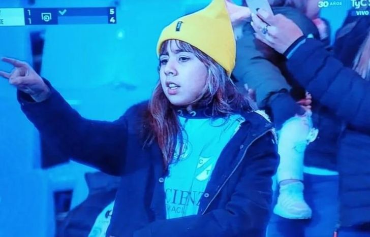 La hincha de Temperley hizo todo lo que estaba a su alcance para ayudar a su equipo.