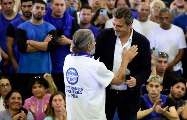 Massa, junto a trabajadores.