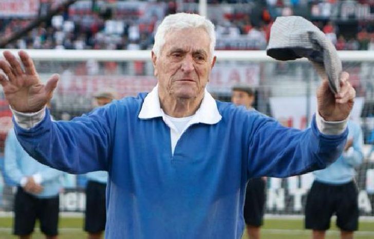 Fue el primer arquero en usar guantes en Argentina.